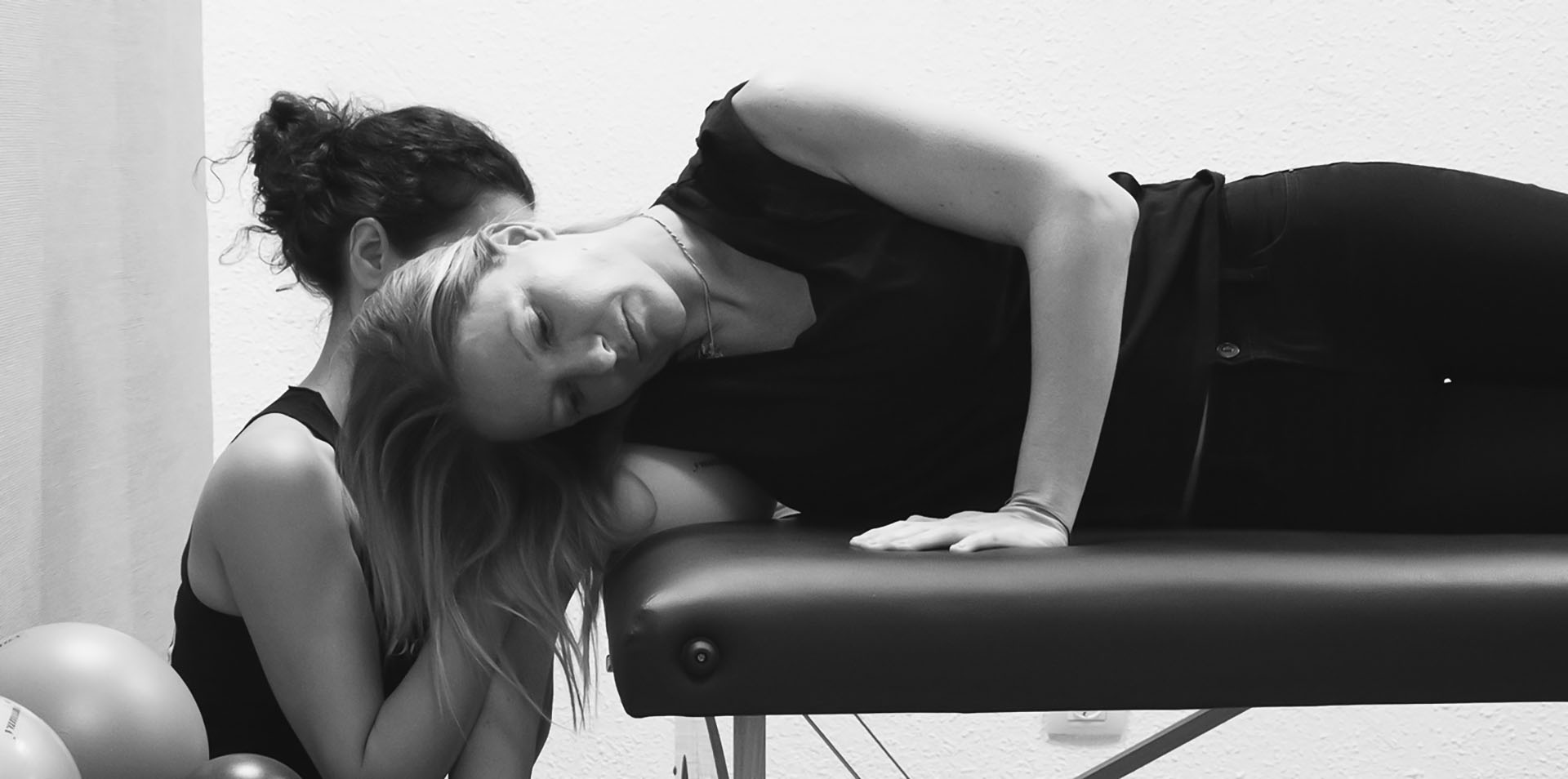 Alivio de tensión en cuello y trapecios con técnica de presión manual.