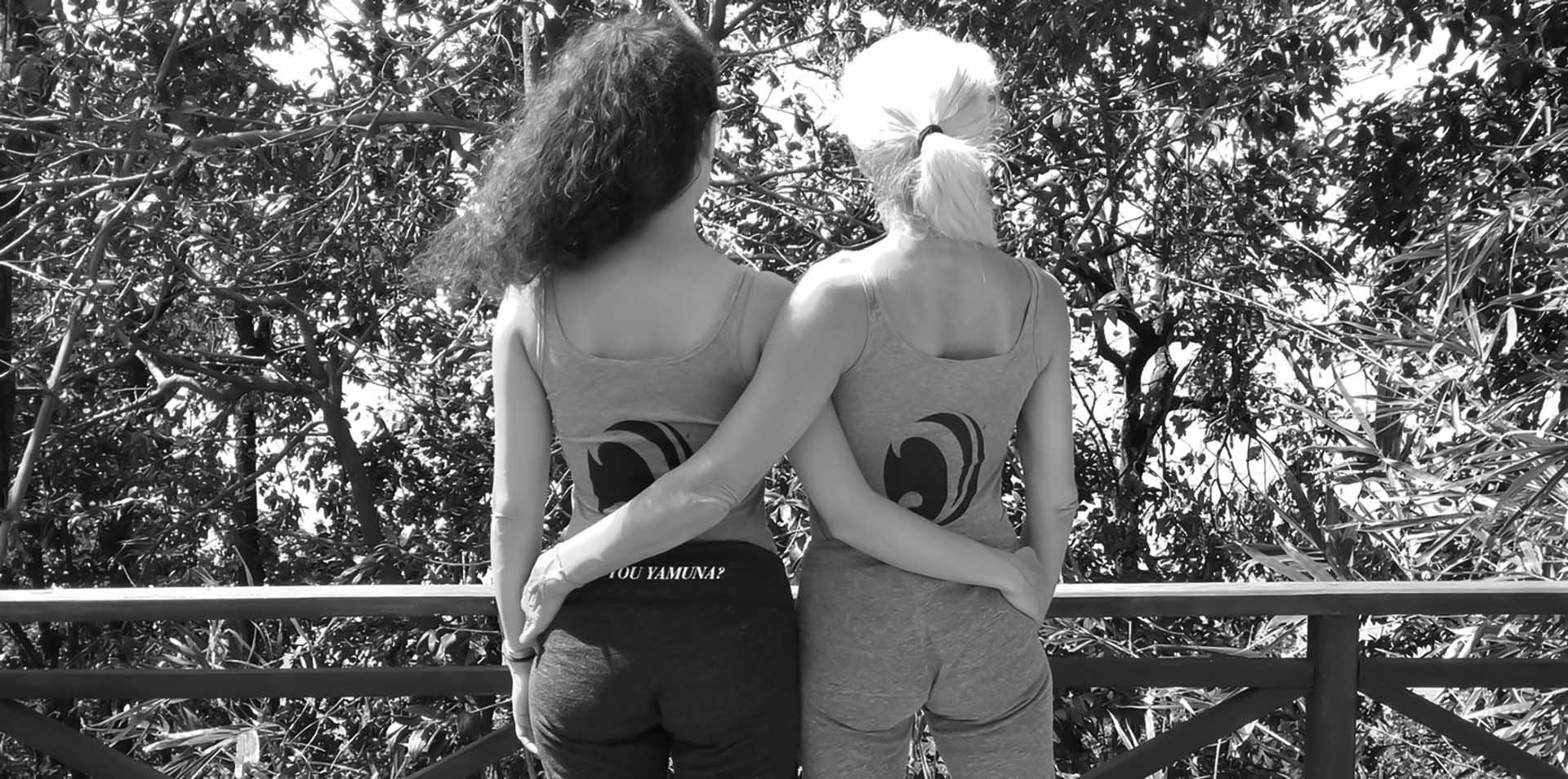 Lorena Durán y alumna demostrando la conexión y el apoyo del método.