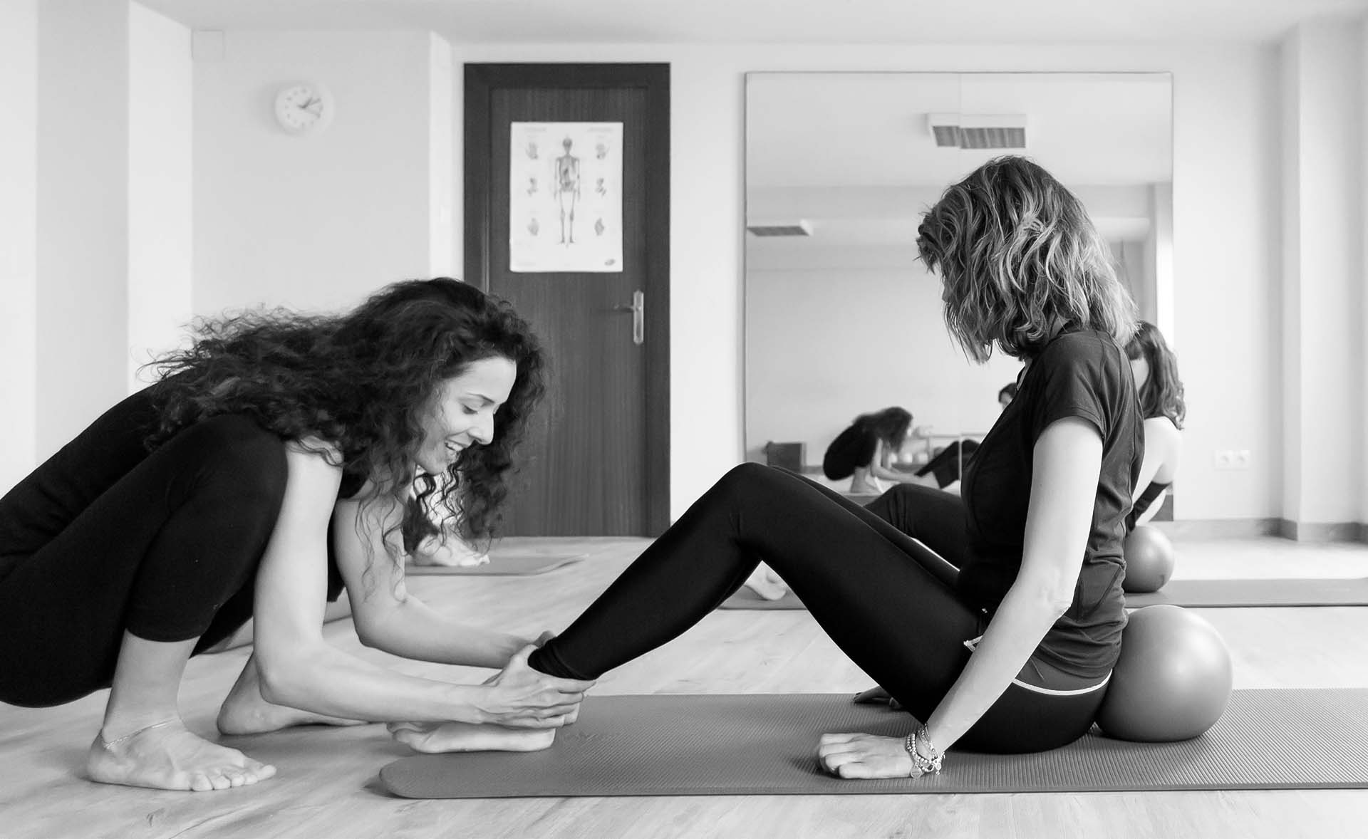 Corrección postural y alineación de hombros asistida por Lorena Durán.