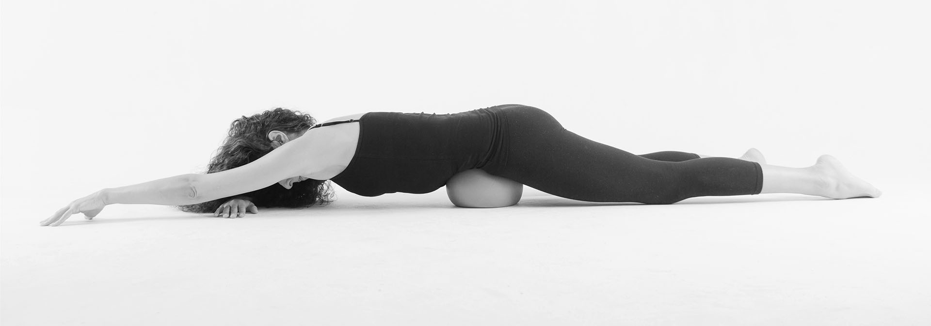 Relajación de la zona abdominal y psoas con pelota Yamuna® para liberar el estrés.